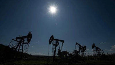 ABD, H&uuml;rm&uuml;z Boğazı'nda petrol akışının hızlanmasıyla bu yıl i&ccedil;in petrol fiyatı tahminini d&uuml;ş&uuml;rd&uuml;