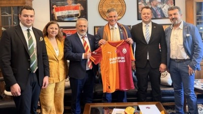 ABD Kongre &Uuml;yesi Michael Baumgartner&rsquo;a Galatasaray forması hediye edildi