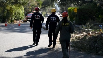 ABD'nin Los Angeles kentindeki depo yangını nedeniyle b&ouml;lge sakinlerinden dışarı &ccedil;ıkmamaları is