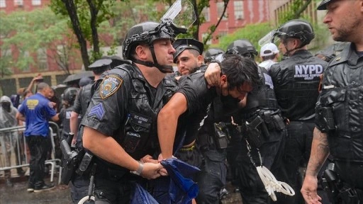 ABD'nin New York kentinde göçmenlere destek gösterisinde onlarca protestocu gözaltına alındı