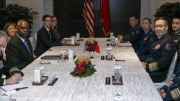 ABD ve Çin savunma bakanları Singapur'da ilk kez yüz yüze görüştü
