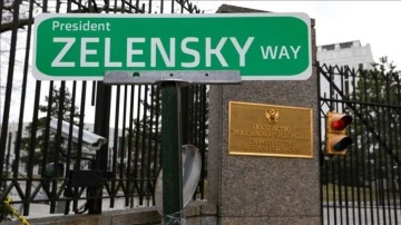 ABD'de göstericiler, Rus Büyükelçiliğinin bulunduğu sokağa 'Zelensky' yazan tabela astı
