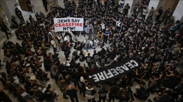 ABD'de İsrail'in saldırılarına karşı yapılan protestoda, Kongre binasında oturma eylemi ya