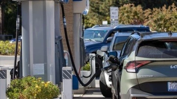 ABD'nin en pahalı benzinini kullanan California'da fiyatlar bir gecede fırladı