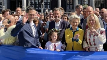 AB'nin kalbi Brüksel'de 30 metrelik Ukrayna bayrağı açıldı