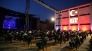 Açık havada tiyatro 'Türkiye Kayası' oyunuyla devam ediyor