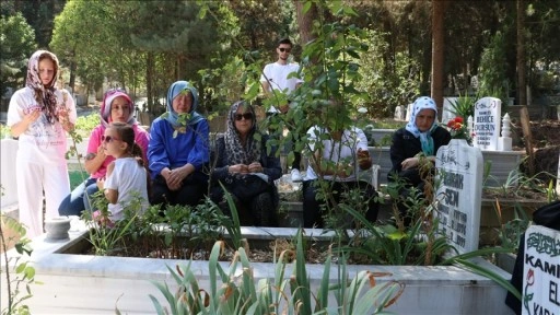 Acılı anne, düğün daveti için geldiği Sakarya'da depreme yakalanan oğlunun yasını tutuyor