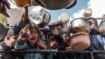 Açlığın pençesindeki Filistinli küçük kız ağlayarak ekmek yemeyi özlediğini söyledi
