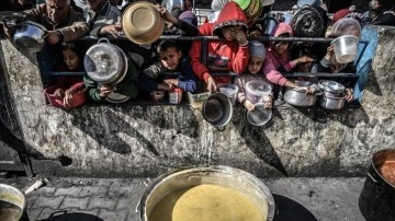 Açlıkla mücadele eden Filistinliler, dağıtılan yemeklere ulaşabilmek için saatlerce sıra bekliyor