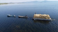 Adadaki saman balyalarını Beyşehir Gölü'nden 'duba' aracılığıyla karşı kıyıya taşıyor