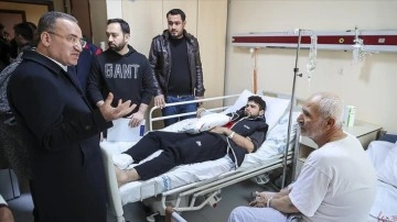 Adalet Bakanı Bozdağ, Diyarbakır'da tedavi gören depremzedeleri ziyaret etti
