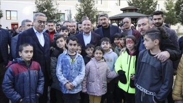 Adalet Bakanı Bozdağ, Diyarbakır'da yurtlarda kalan depremzedeleri ziyaret etti