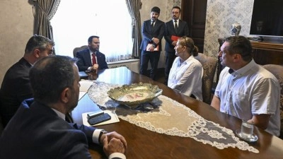 Adalet Bakanı G&uuml;rlek, yorgun mermi isabet etmesi sonucu hayatını kaybeden Emir Yuşa'nın ailesiy