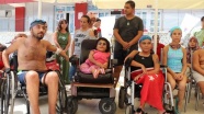 Adana'da engelli çocuklar yaşama kulaç atıyor