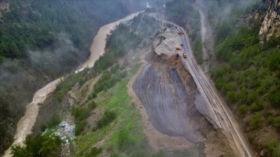 Adana'da Feke-Saimbeyli kara yolunda ulaşım heyelan nedeniyle tek y&ouml;nl&uuml; sağlanıyor