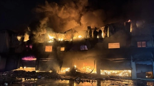 Adana'da hırdavat dükkanında çıkan yangına müdahale ediliyor