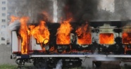 Adana'da hurdaya ayrılan vagon yandı
