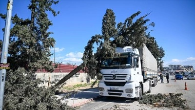 Adana'da kuvvetli r&uuml;zgar hayatı olumsuz etkiledi