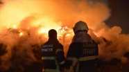 Adana'da pamuk yağı fabrikasındaki yangını söndürme çalışmaları devam ediyor