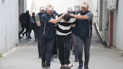 Adana'da ter&ouml;r &ouml;rg&uuml;t&uuml; DEAŞ'a y&ouml;nelik operasyonda yakalanan 16 zanlıdan 6'sı tutuklandı