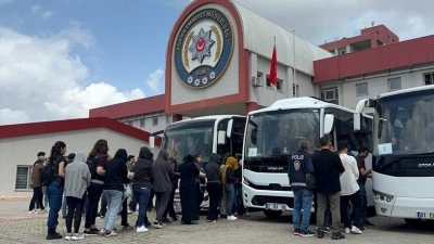 Adana merkezli yasa dışı bahis operasyonunda yakalanan 154 zanlı adliyede