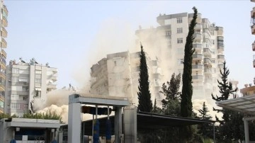 Adana'da deprem nedeniyle "acil yıkılacak" binalarda yıkım sürüyor