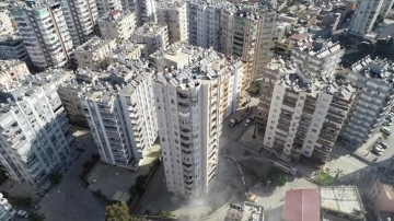 Adana'da depremde hasar gören 14 katlı apartmanın yıkımına başlandı