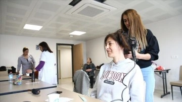 Adana'da gönüllü usta öğreticiler depremzedelere kuaförlük hizmeti veriyor