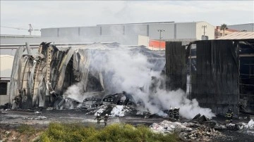 Adana'da plastik fabrikasında çıkan yangın kontrol altına alındı