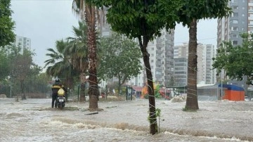 Adana'da sağanak etkisini sürdürüyor