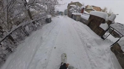 Adanalı gen&ccedil; diş hekiminin karla kaplı Erzurum sokaklarında snowboard keyfi
