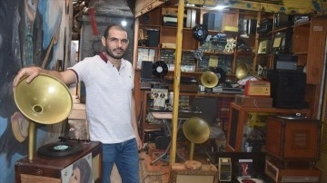 Adanalı usta 4 metrekarelik dükkanında bozuk gramofonlara ses veriyor