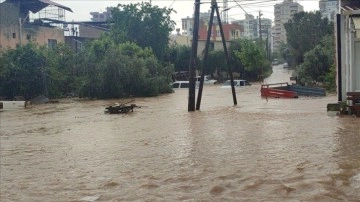 Adana'nın Kozan ilçesinde sağanak sebebiyle bazı evleri ve iş yerlerini su bastı