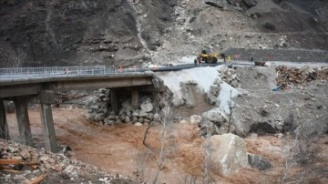Adıyaman-Çelikhan kara yolu, köprüdeki çökme nedeniyle trafiğe kapatıldı