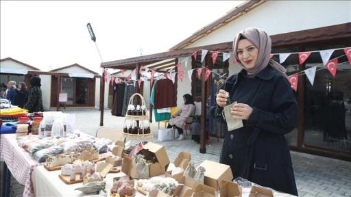Adıyaman'da depremzede kadınlar 'Eli Yaman' çarşısında el emeği ürünlerini satışa sundu