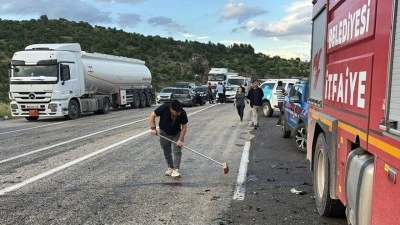 Adıyaman'da iki otomobilin &ccedil;arpıştığı kazada 3 kişi &ouml;ld&uuml;, 5 kişi yaralandı