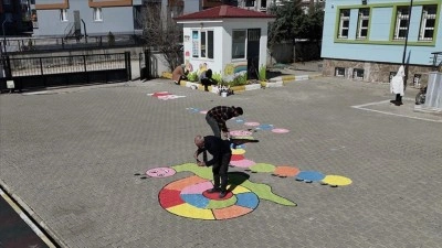 Adıyaman'da resim &ouml;ğretmenleri okulları geleneksel oyunlarla renklendiriyor