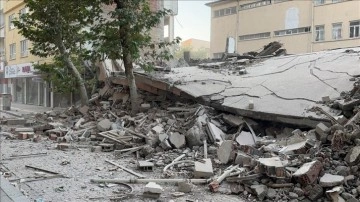 Adıyaman'da ağır hasarlı 5 katlı bina çöktü