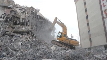 Adıyaman'da enkaz kaldırma ve hasarlı binaları yıkım çalışmaları sürüyor