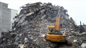 Adıyaman'da enkaz kaldırma ve yıkım çalışmaları yağışa rağmen sürdürüldü