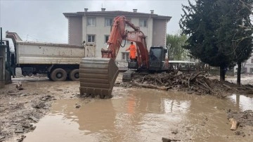 Adıyaman'da selde kaybolan eşi ve çocuğundan iyi haber bekliyor