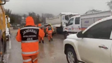 Adıyaman'ın Tut ilçesinde suya kapılan konteynerdeki 1 kişi hayatını kaybetti, 4 kişi kayboldu