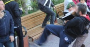 Adliye girişinde gazetecilere saldırdılar