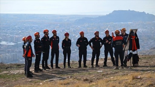 AFAD'ın yeni arama kurtarma ekipleri, göreve zorlu eğitimlerle hazırlanıyor