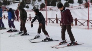 Afgan çocuklar kayakla tanıştı
