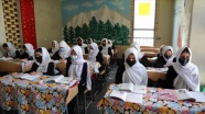 Afganistan&#039;da kız öğrencilerin lise eğitimi yalnızca Mezar-ı Şerif&#039;te sürüyor