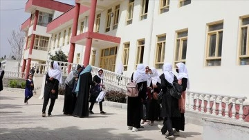Afganistan'da kız öğrencilere yönelik ortaokul ve liselerin kapalı olması tepki çekiyor