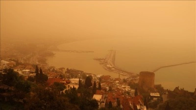Afrika'dan gelen &ccedil;&ouml;l tozu sonucu bazı iller turuncuya b&uuml;r&uuml;nd&uuml;