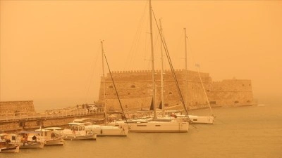 Afrika'dan gelen &ccedil;&ouml;l tozu sonucu Girit Adası'nda g&ouml;ky&uuml;z&uuml; kırmızıya b&uuml;r&uuml;nd&uuml;