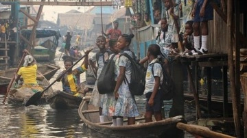"Afrika'nın Venediki"nde çocuklar yüzen okulda hayata hazırlanıyor